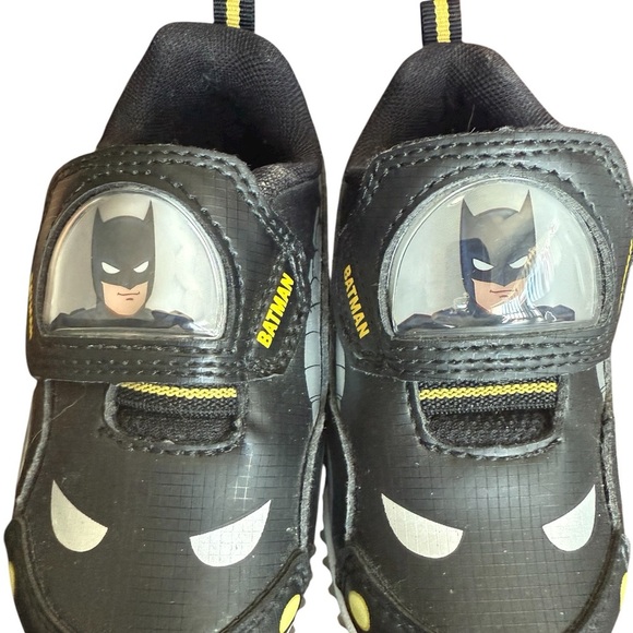 DC Comics Batman Light-Up Sneakers Toddler Size 6 Black Yellow Batmobile Shoes - Picture 6 of 10